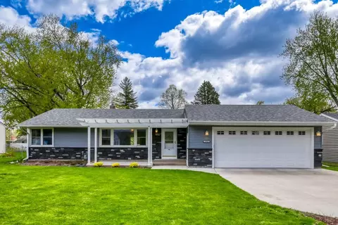 2904 Sheldon St, Roseville, MN 55113