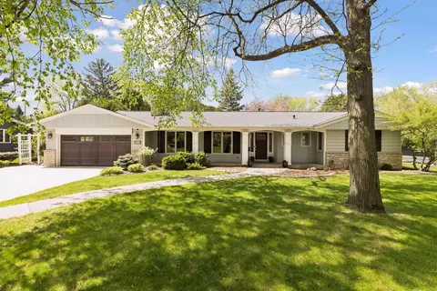 5512 Glengarry Pkwy, Edina, MN 55436