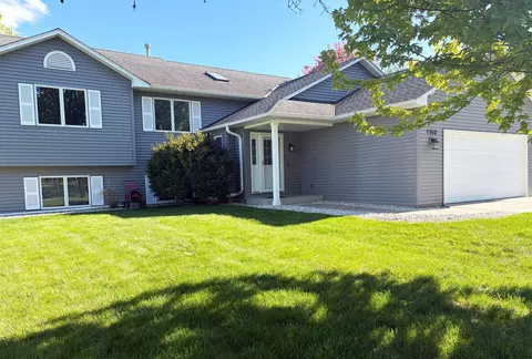 7910 166th St W, Lakeville, MN 55044