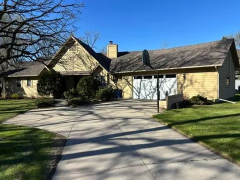 1206 Riverview Ct, Sauk Rapids, MN 56379