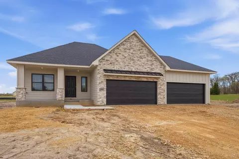 909 Acorn Ct, Hudson, WI 54016