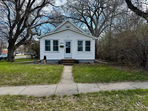 1622 S 11th Ave S, Fargo, ND 58103