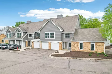 6030 Chasewood Pkwy #201, Minnetonka, MN 55343