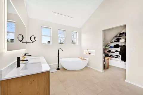 Bath - 2243 N Star Rd, Duluth, MN 55804 photo 3 of 6