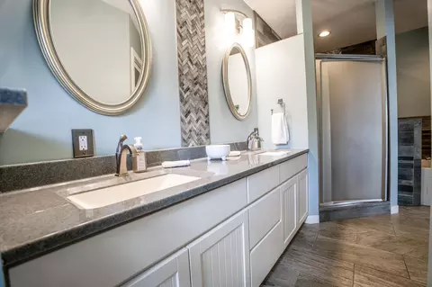 Bath - 5979 24th St NE, Willmar, MN 56201 photo 2 of 7
