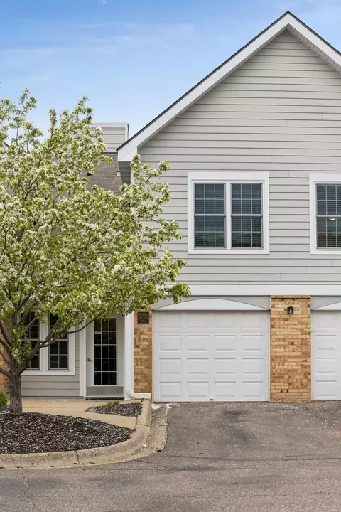 6000 Chasewood Pkwy #204, Hopkins, MN 55343