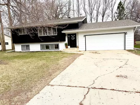 1215 Edgewood Dr, Thief River Falls, MN 56701