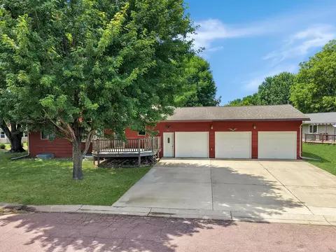 Exterior - 431 Spring St, Tracy, MN 56175 photo 4 of 10
