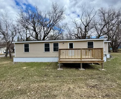 202 Washington St SE, Warroad, MN 56763