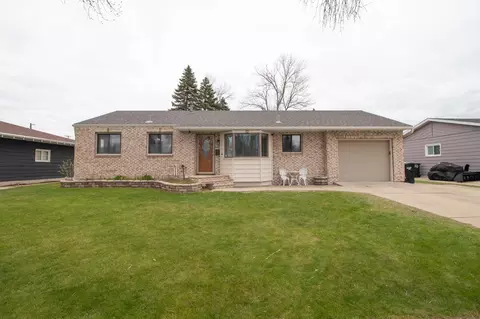 3121 7th St N, Fargo, ND 58102