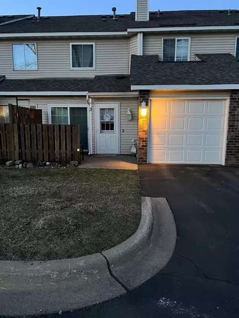 7026 19th St N #3, Oakdale, MN 55128