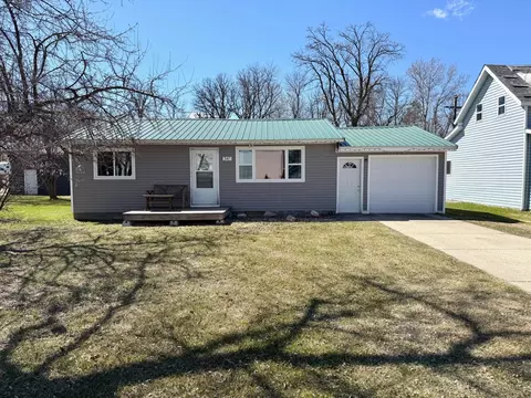 341 4th St N, Greenbush, MN 56726