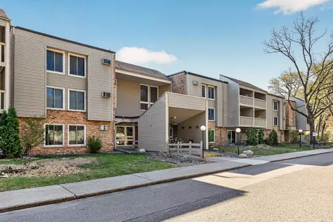 4045 Hodgson Rd #211, Shoreview, MN 55126
