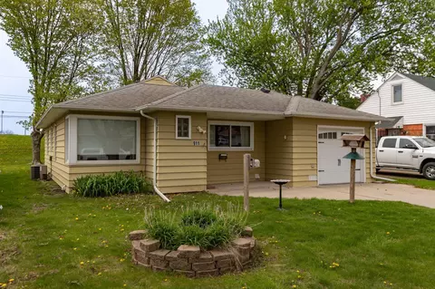 911 13th Ave NW, Rochester, MN 55901
