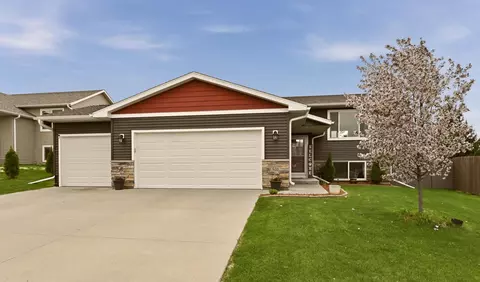 635 Strafford Dr, Zumbrota, MN 55992