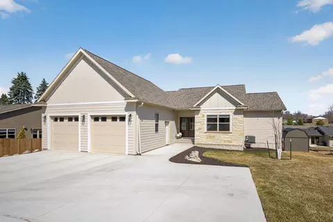 428 8th St SW, Pine Island, MN 55963