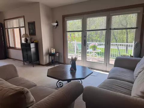 Living - 526 Brook Ln, Saint Cloud, MN 56301 photo 2 of 8