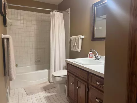 Bath - 526 Brook Ln, Saint Cloud, MN 56301 photo 4 of 5