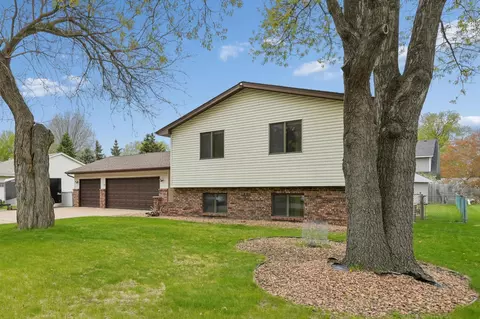 703 Cope Ave W, Roseville, MN 55113