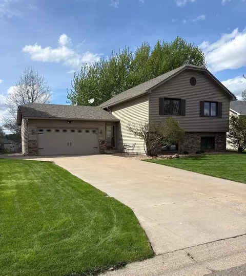 1372 Granite Ln N, Oakdale, MN 55128
