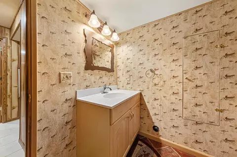 Bath - 1424 Fairway Dr, Faribault, MN 55021 photo 4 of 5