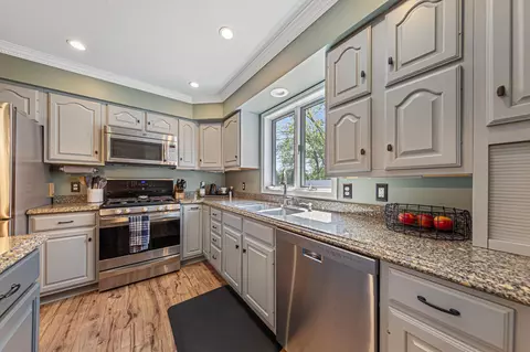 Kitchen - 1424 Fairway Dr, Faribault, MN 55021 photo 4 of 6