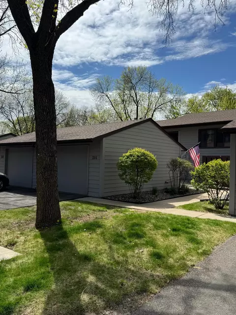 284 W Eagle Lake Dr, Maple Grove, MN 55369