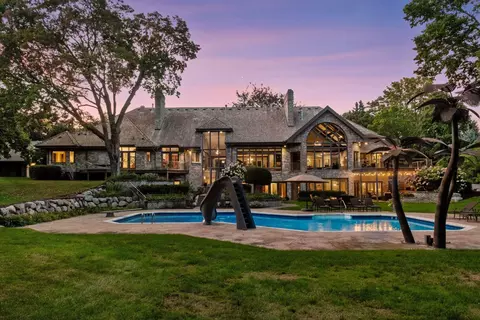 326 Ferndale Rd W, Wayzata, MN 55391