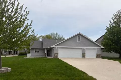 1367 Heritage Ave NW, Hutchinson, MN 55350