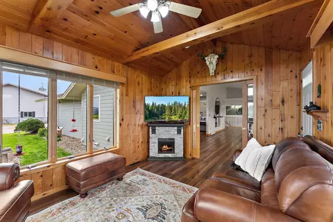 Living - 2312 Becker Trl, Faribault, MN 55021 photo 2 of 4