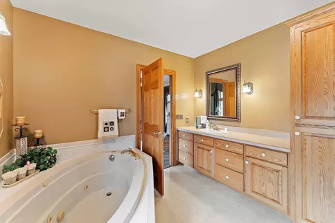Bath - 2312 Becker Trl, Faribault, MN 55021 photo 3 of 4