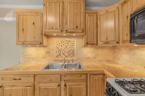 105 Warner Ave S, Willernie, MN 55090