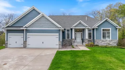 904 Saddle Club Ct, Lino Lakes, MN 55014