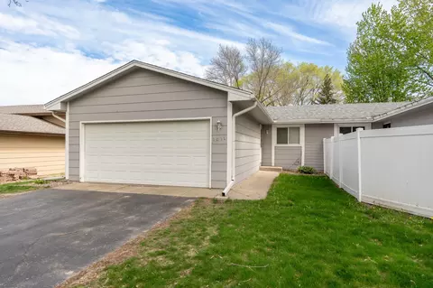 1031 Eastview Cir, Shakopee, MN 55379