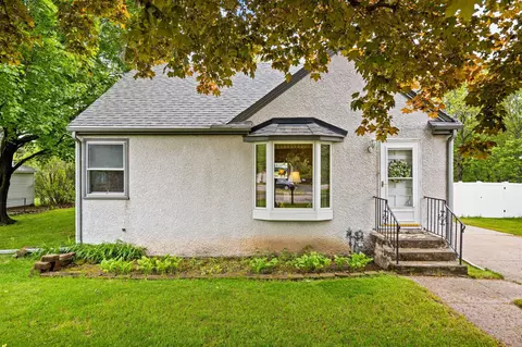 1050 County Road B2 W, Roseville, MN 55113