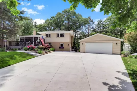 645 Warner Ave S, Mahtomedi, MN 55115
