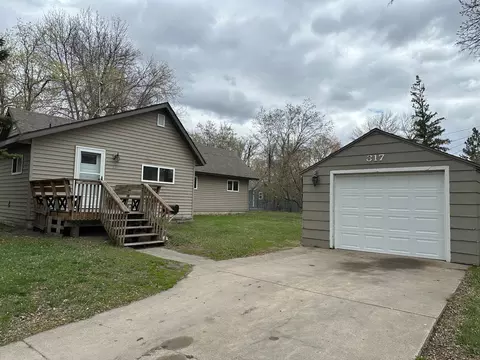 317 State St E, Detroit Lakes, MN 56501