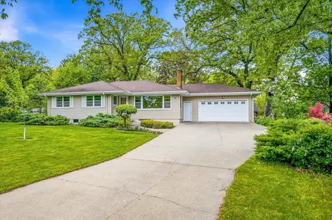 1638 Glenview Ct, Arden Hills, MN 55112