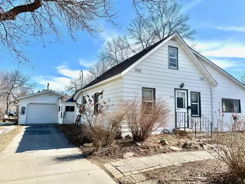 206 6th St NW, Little Falls, MN 56345
