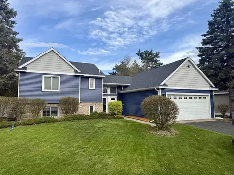 512 Hyde Ave N, Mahtomedi, MN 55115