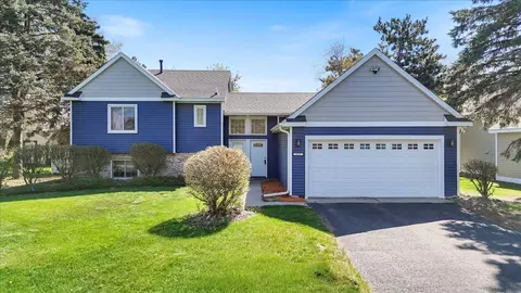 512 Hyde Ave N, Mahtomedi, MN 55115