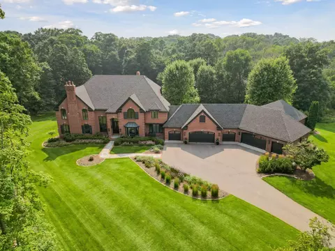 160 Spur Cir, Wayzata, MN 55391