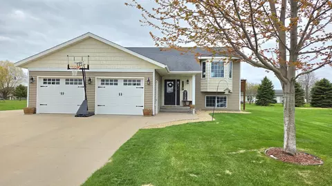561 7th St NW, Richmond, MN 56368