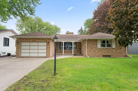 26 W Sandra Lee Dr, Saint Paul, MN 55119