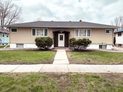 2606 9th St N, Fargo, ND 58102