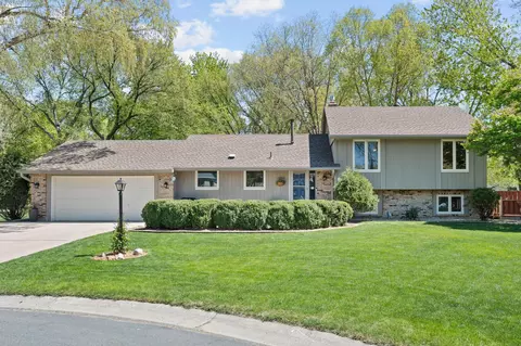 10725 Woodwatch Cir, Eden Prairie, MN 55347