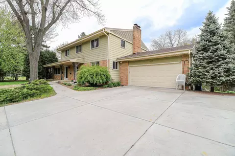1525 Saint Croix Cir, Golden Valley, MN 55422