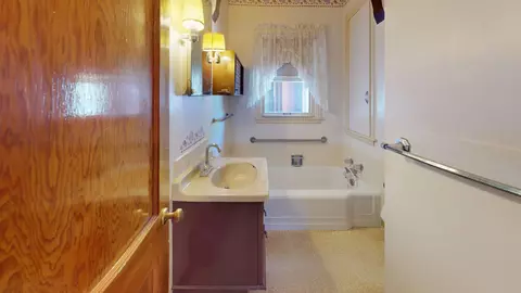 Bath - 406 Giles Pl, Albert Lea, MN 56007 photo 1 of 4