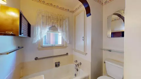 Bath - 406 Giles Pl, Albert Lea, MN 56007 photo 2 of 4