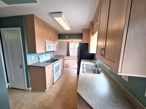 Kitchen - 911 Emmerling Ave, Walhalla, ND 58282 photo 1 of 2